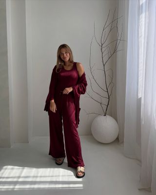 Náš letošní domácí komplet trio ❤️ Skládá se z kalhot, tílka a kardiganu✨.. Jednou ho obléknete a celou zimu nesundáte 🥰🫶🏻.