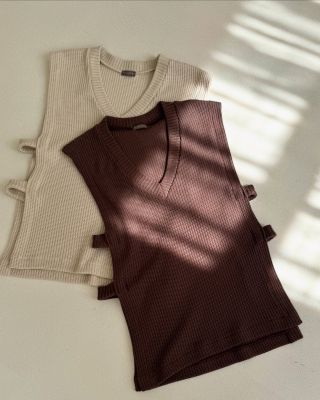 Naše svetrové vestičky z letošní podzim/zima kolekce 🤎🤍… Dají se krásně kombinovat a vytvoříte s nimi nádherné outfity ✨